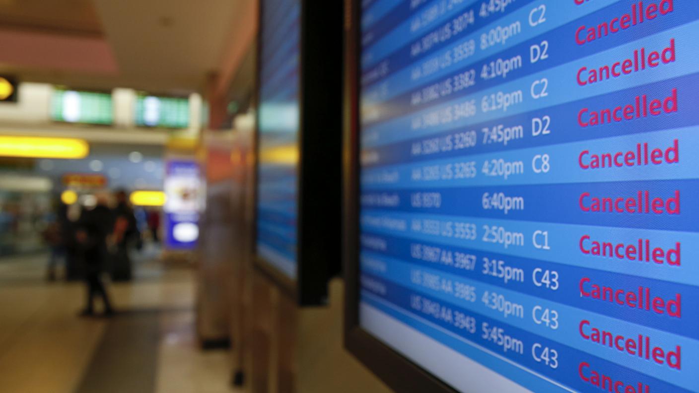A causa della tempesta, numerosi voli sono stati cancellati 