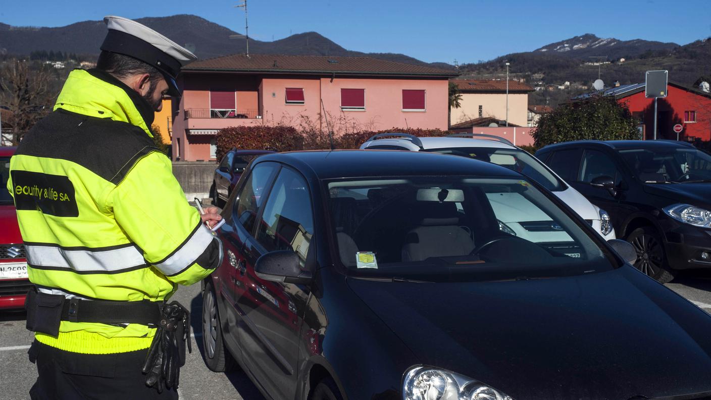 Un agente privato controlla un parcheggio nel quartiere di Genestrerio