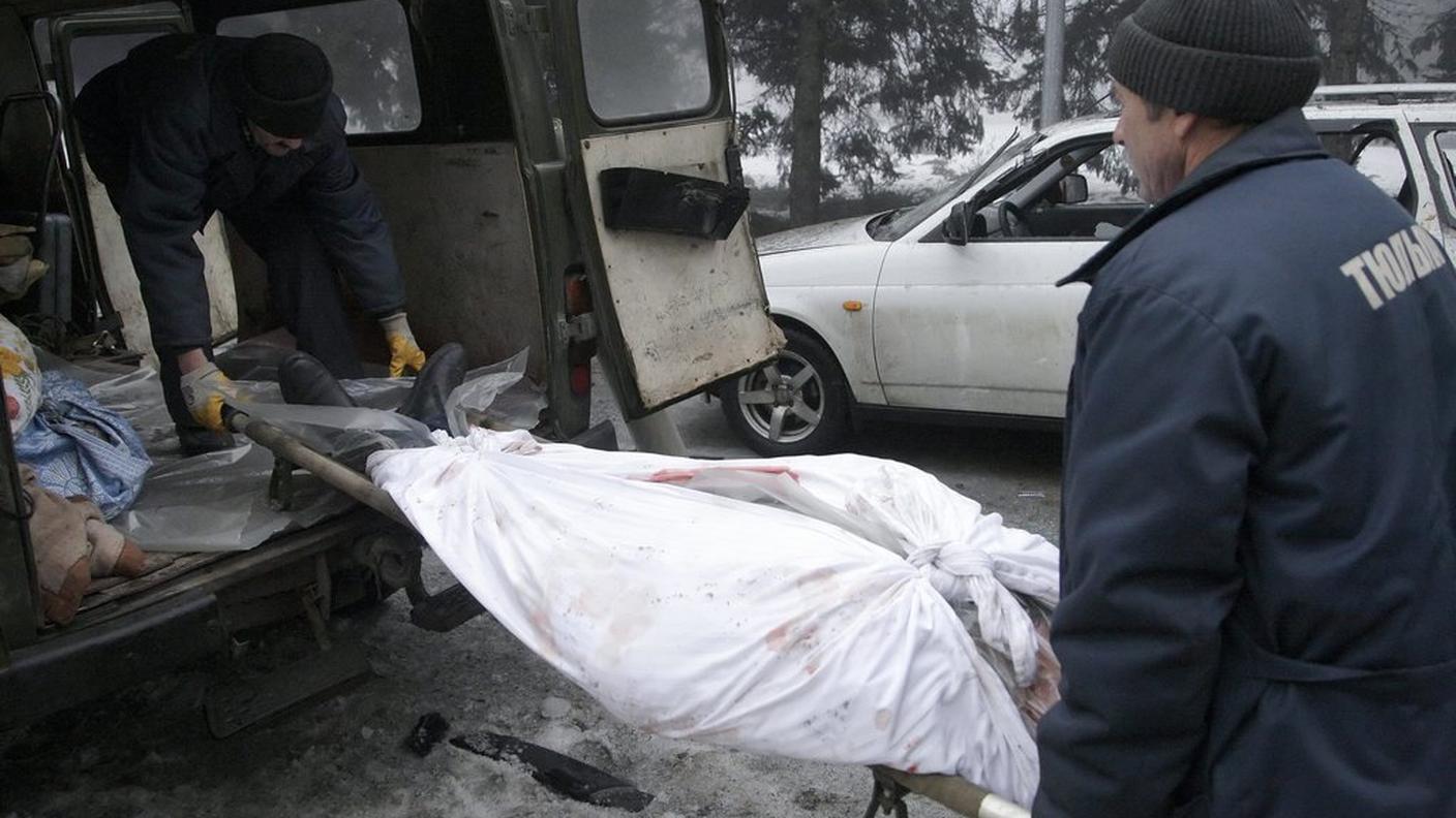 Una vittima dei bombardamenti a Donetsk viene portata all'obitorio