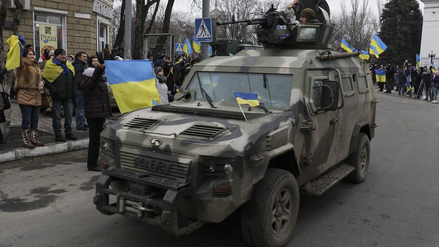 Militi del battaglione Azov sostenuti dai cittadini di Mariupol sabato