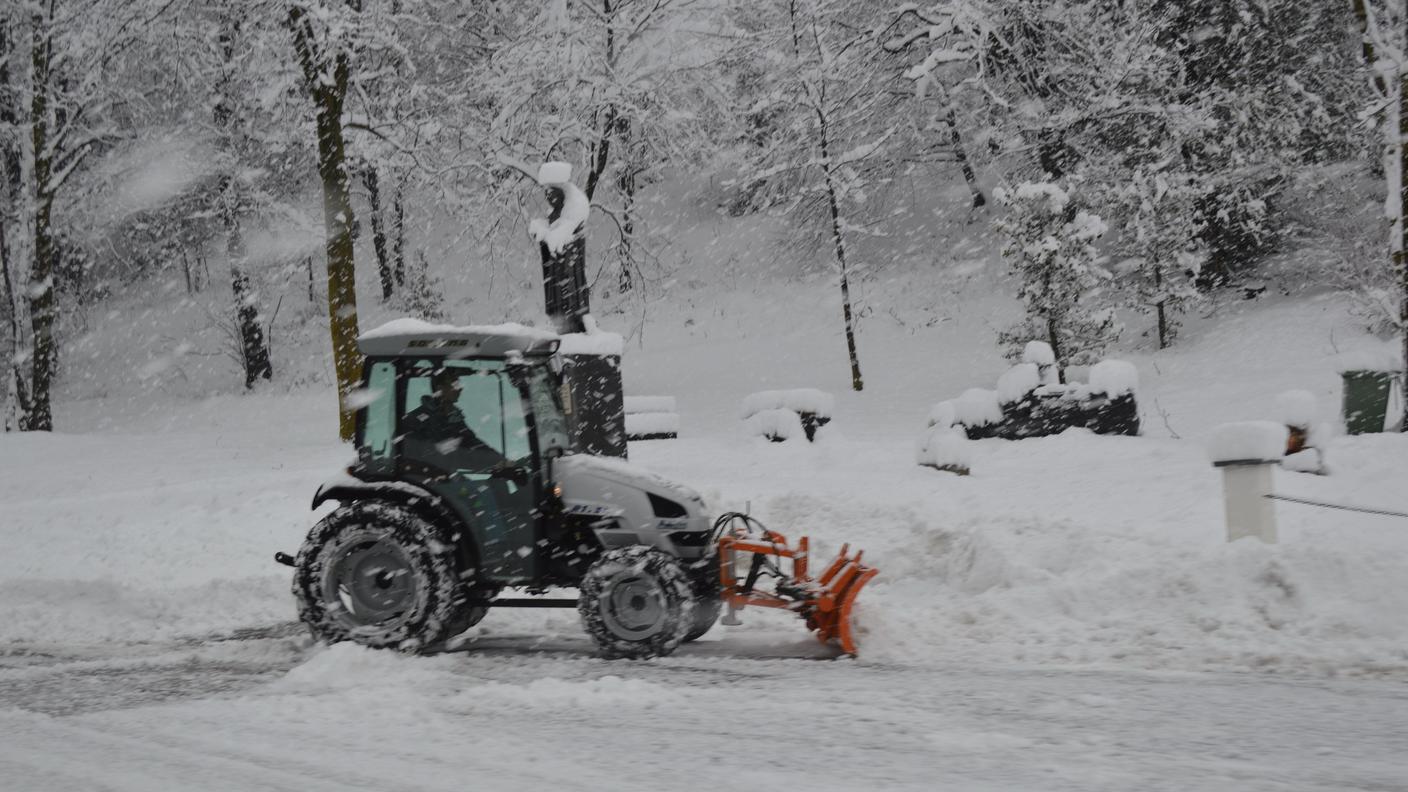 Gli spazzaneve sono entrati in azione domenica in tutto il Ticino