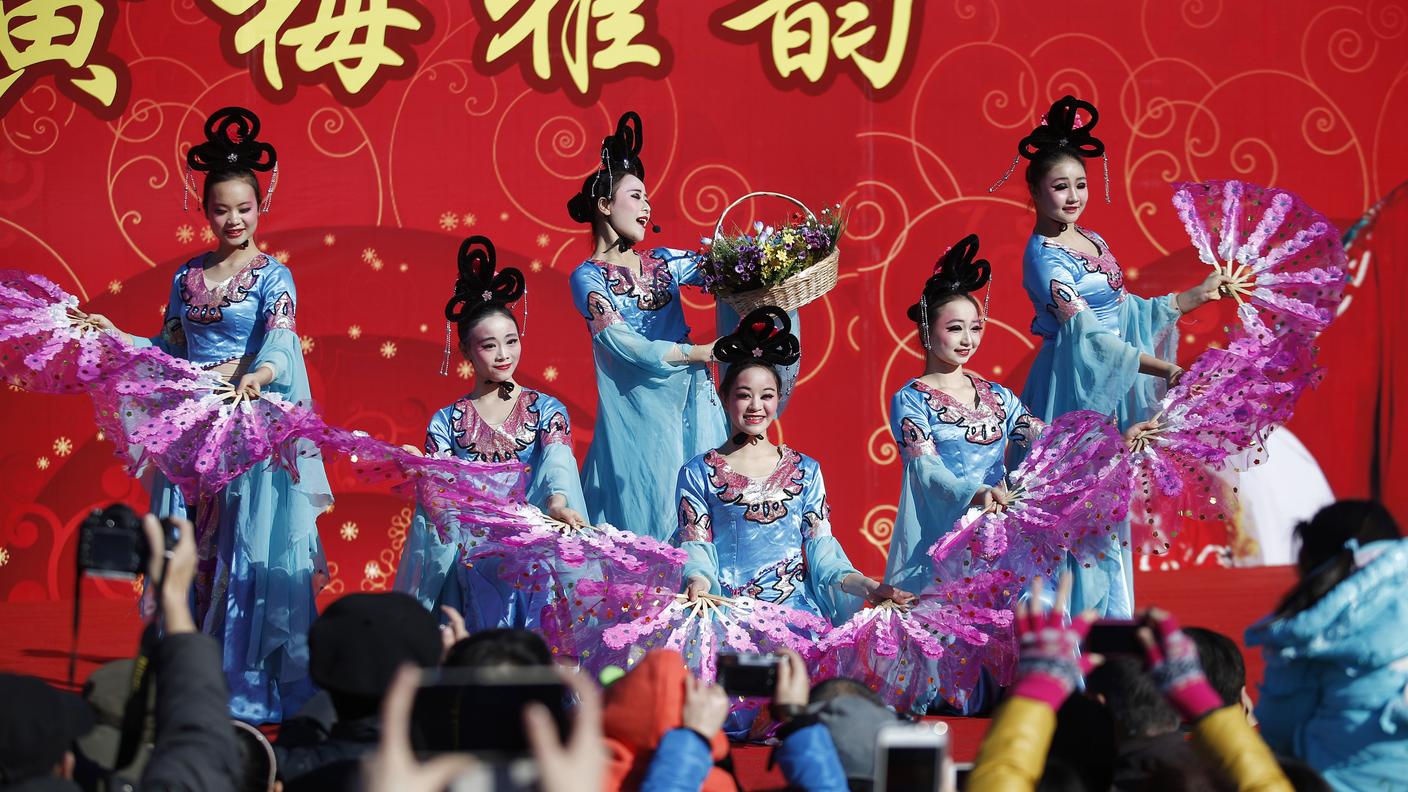Ballerine tradizionali celebrano il Capodanno cinese 2015 a Pechino