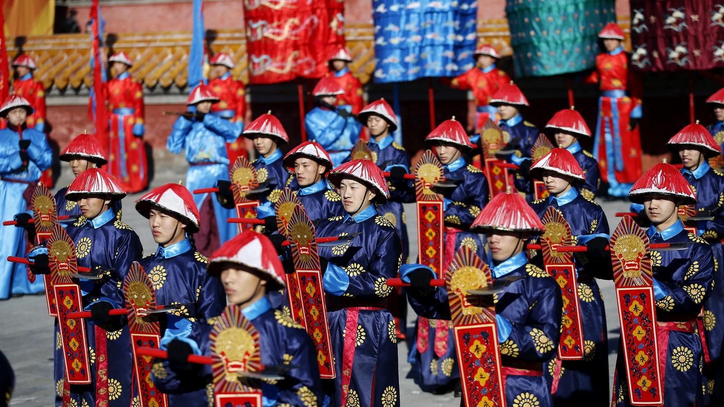 Giovani vestiti da guerrieri Qing si preparano per la grande festa nella capitale cinese