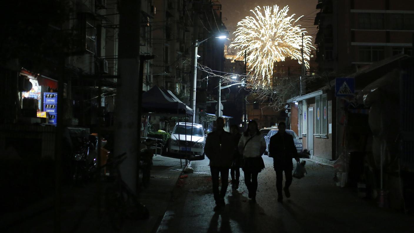 Solo uno spettacolo pirotecnico illumina le strade di Shanghai per il nuovo anno