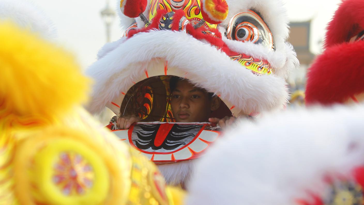 Un ragazzo in costume si reca a una festa per il Capodanno cinese a Guangzhou