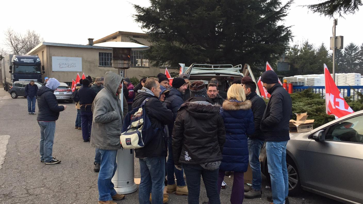 Un momento della protesta alla Exten