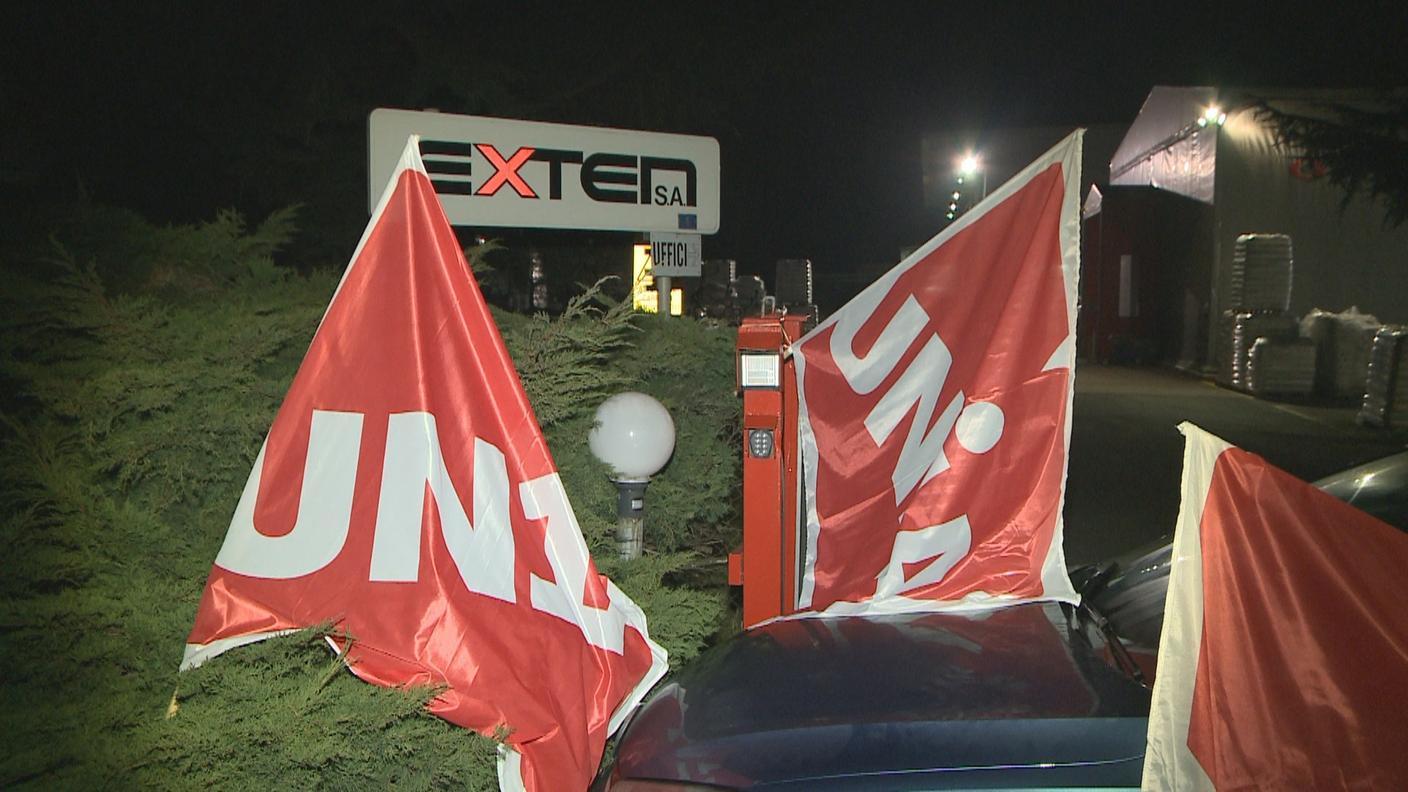 Bandiere sindacali all'esterno dello stabilimento, nella notte
