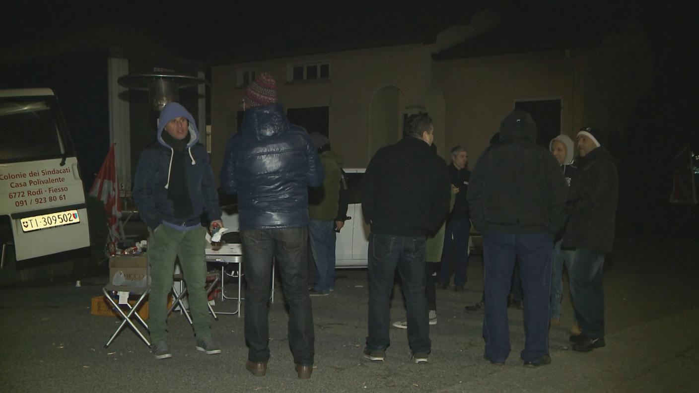 Un'altra immagine del presidio nella notte. Un'assemblea di tutti i lavoratori è in programma per venerdì pomeriggio