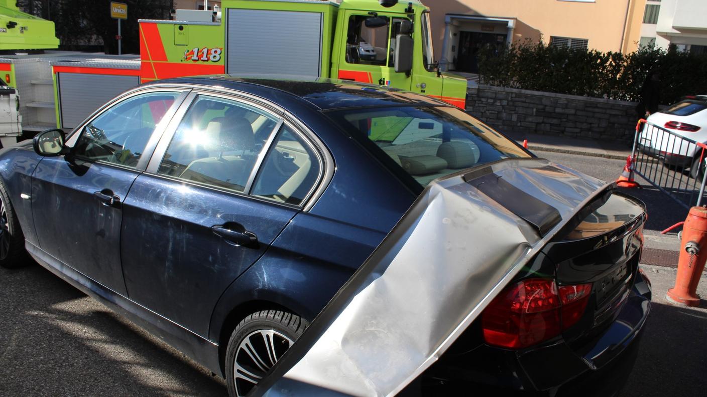 Il pezzo di cornicione metallico caduto su un'auto a Tenero