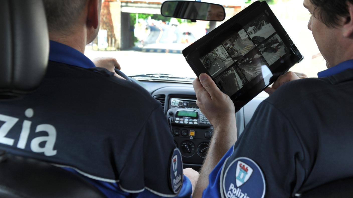 Agenti della polcomunale di Chiasso verificano alcune telecamere