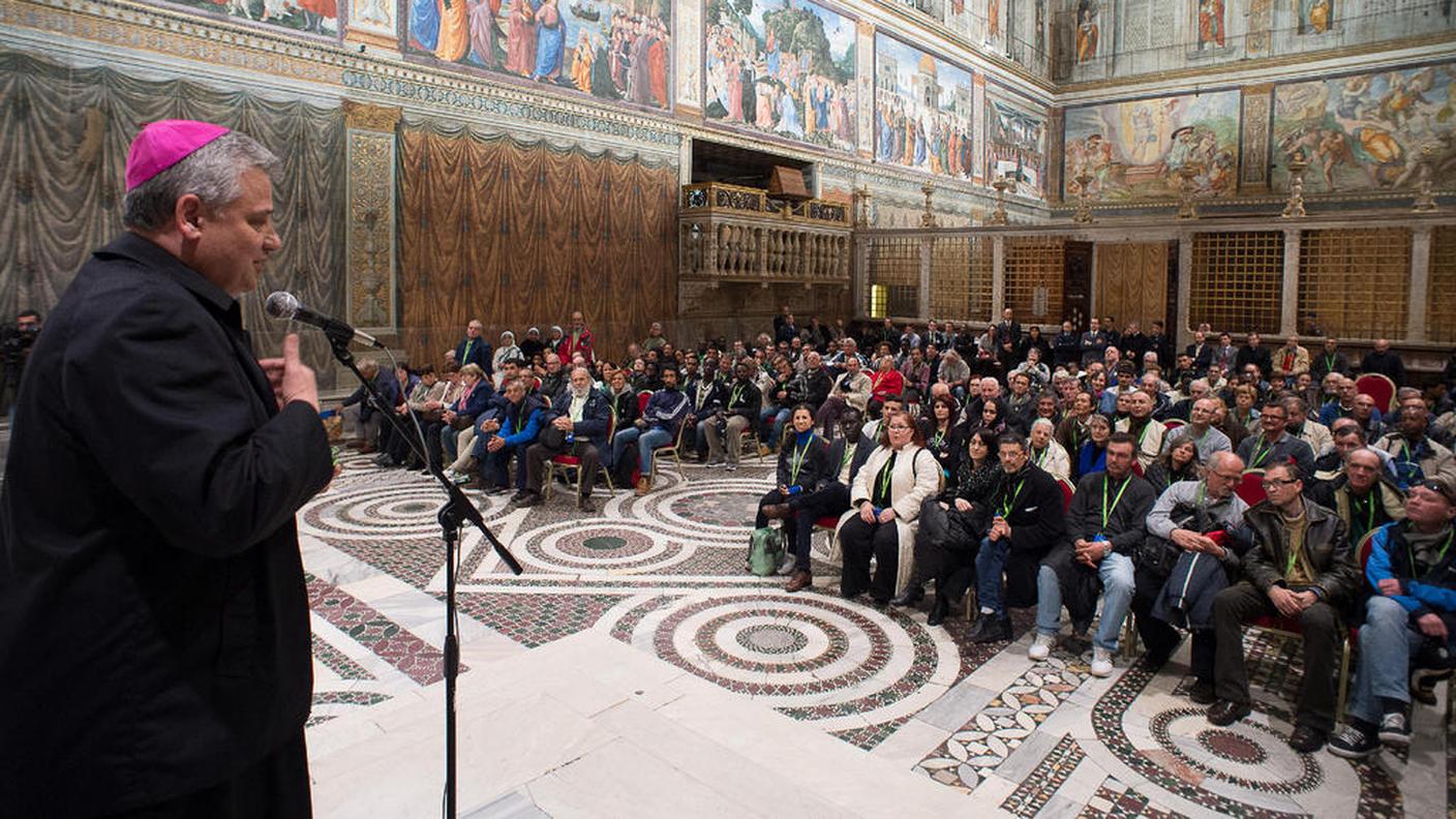 Il gruppo con l'elemosiniere, monsignor Krajewski