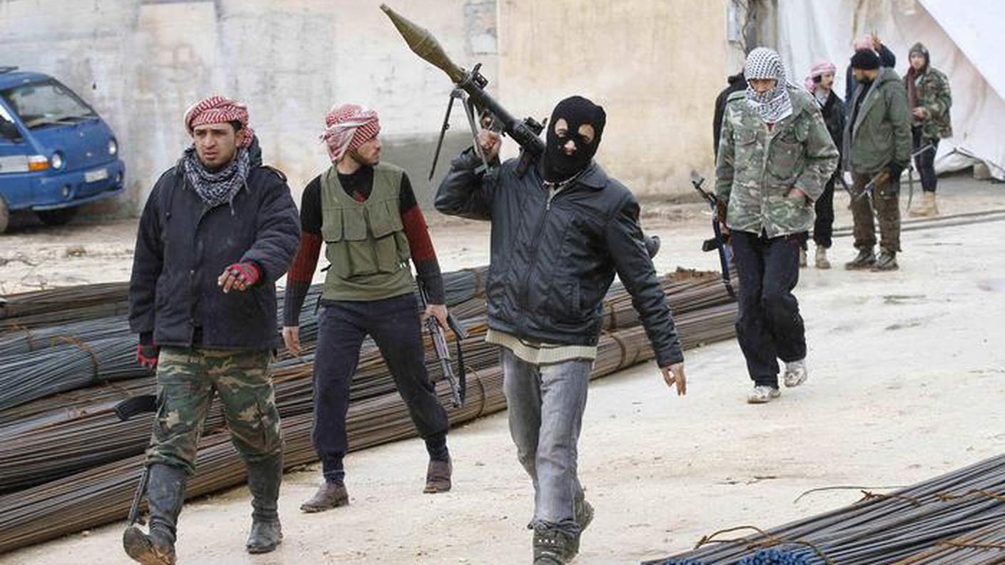 Esercito in ritirata. Molti civili in fuga