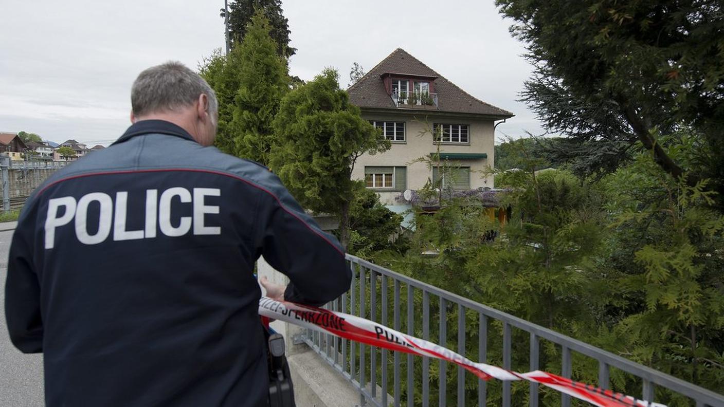 Un agente blocca la strada di fronte al villino dove si compì il duplice omicidio