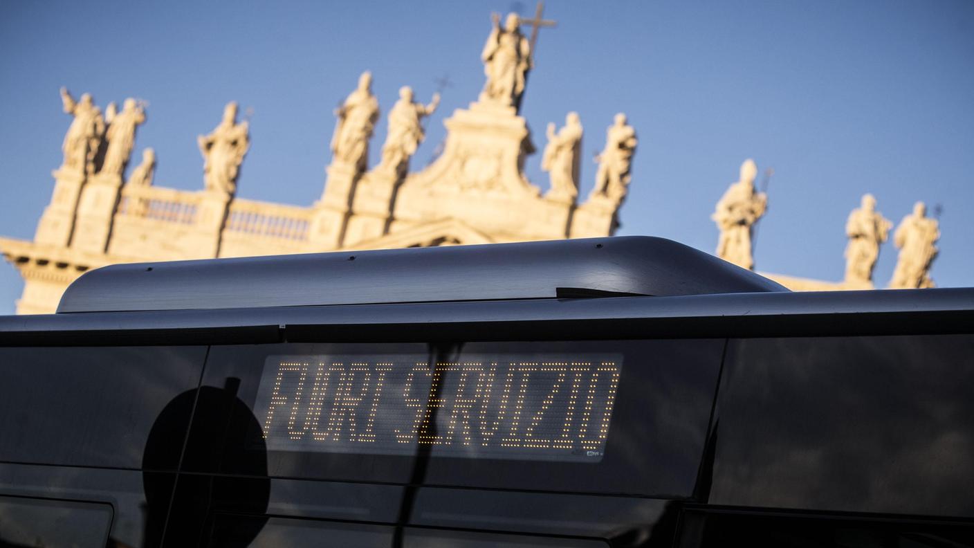 Un autobus di Roma con l'indicazione fuori servizio per la protesta