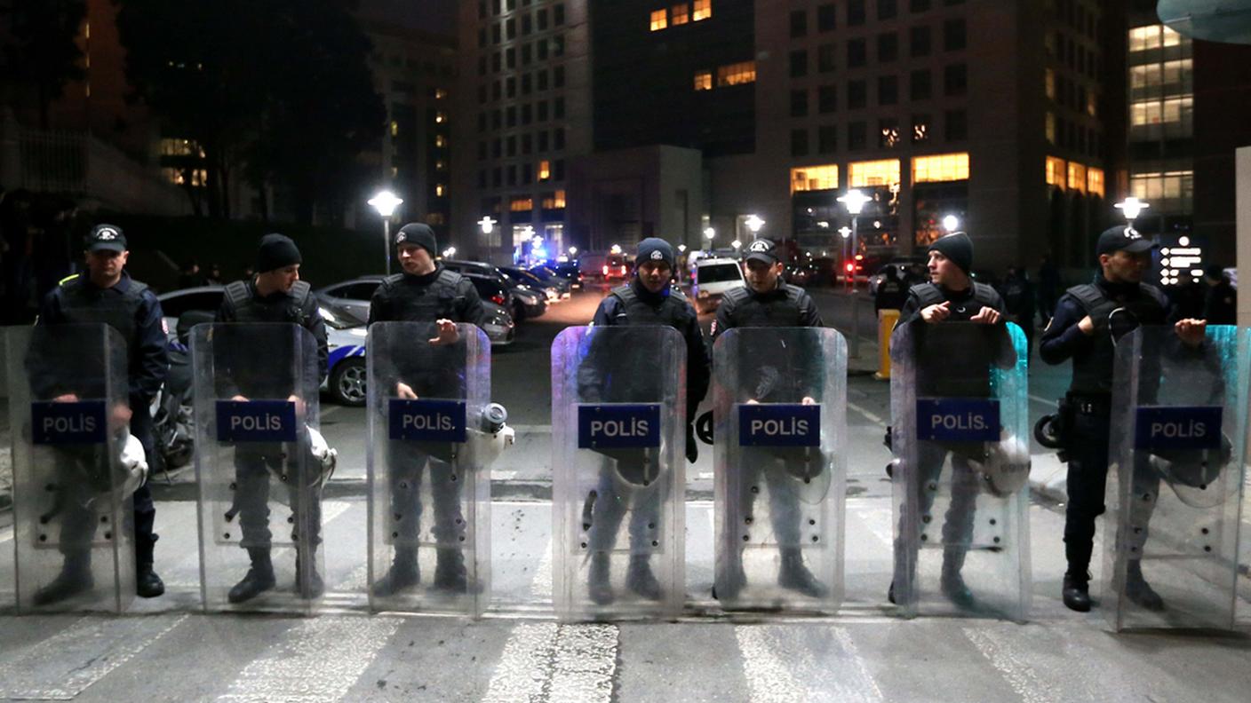 Polizia fuori dall'edificio dov'è stato sequestrato per alcune ore Mehmet Selim Kiraz