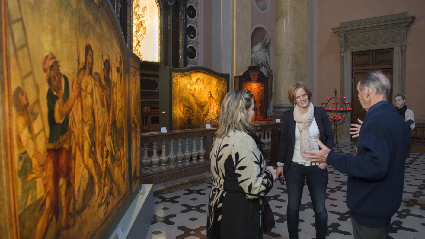 Nadia Fontana-Lupi (S), direttrice dell'ente Turistico del Mendrisiotto e  Giuseppe Poma, presidente  della fondazione Processioni Storiche, accompagnano nell'esposizione la delegata dell'ufficio federale della cultura, Carine Carnaz Bays