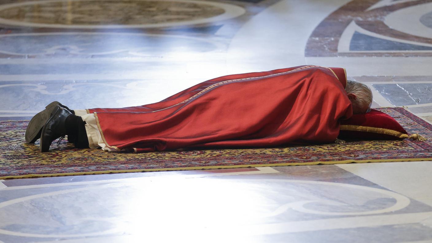 Il Papa si prostra a terra durante la celebrazione