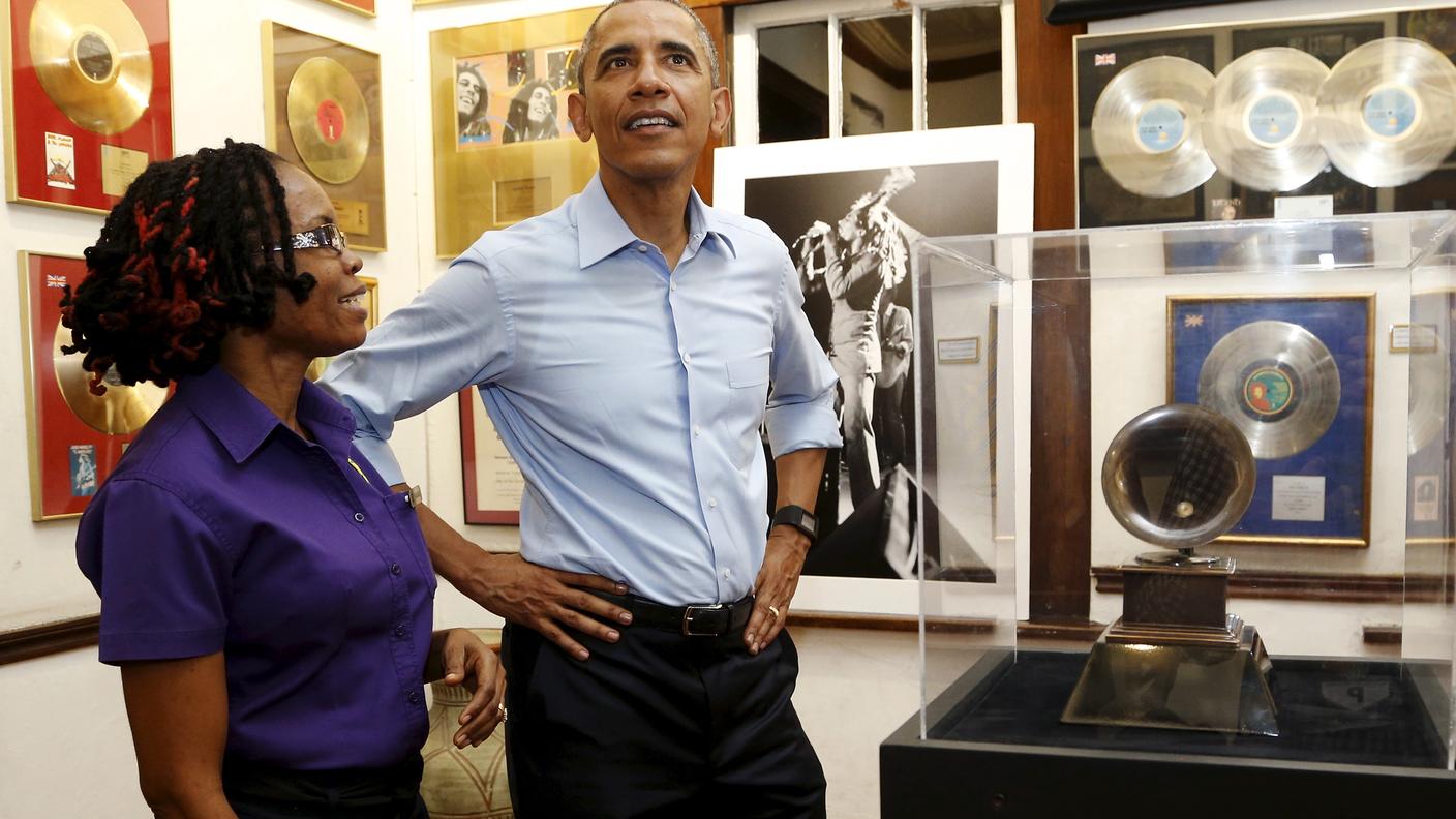 Barack Obama ascolta la guida del museo di Bob Marley a Kingston
