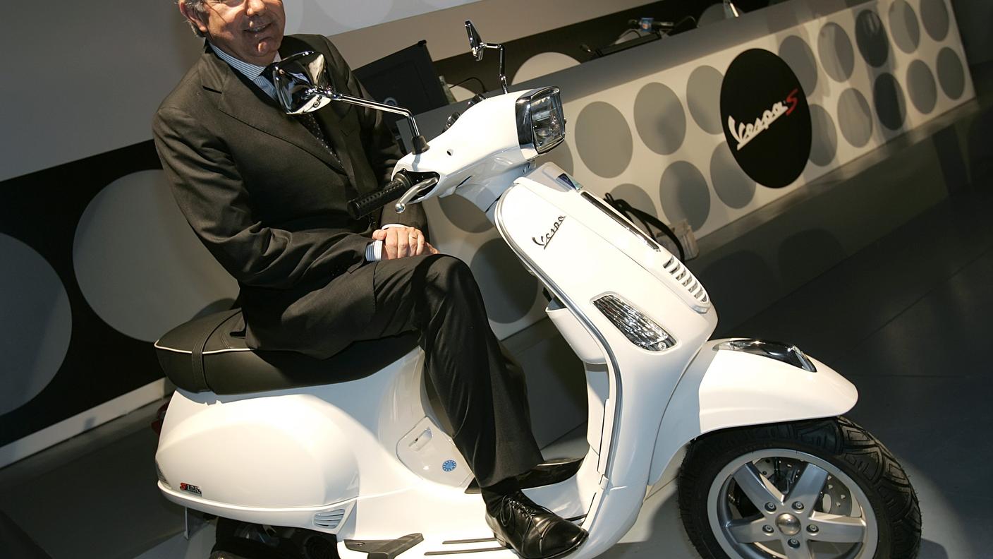 Il presidente della Piaggio, Roberto Colaninno, su una Vespa S