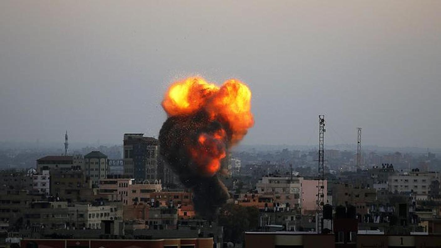 Un'esplosione a Gaza durante un raid israeliano
