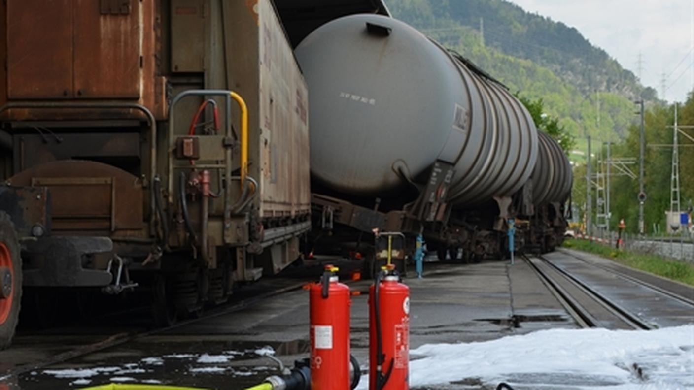 I vagoni deragliati nella zona industriale della località retica