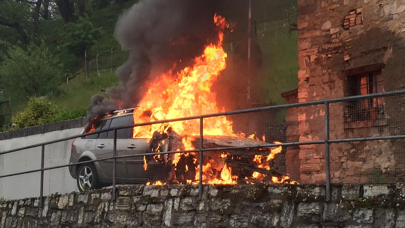 La Renault Mégane preda delle fiamme a Sagno