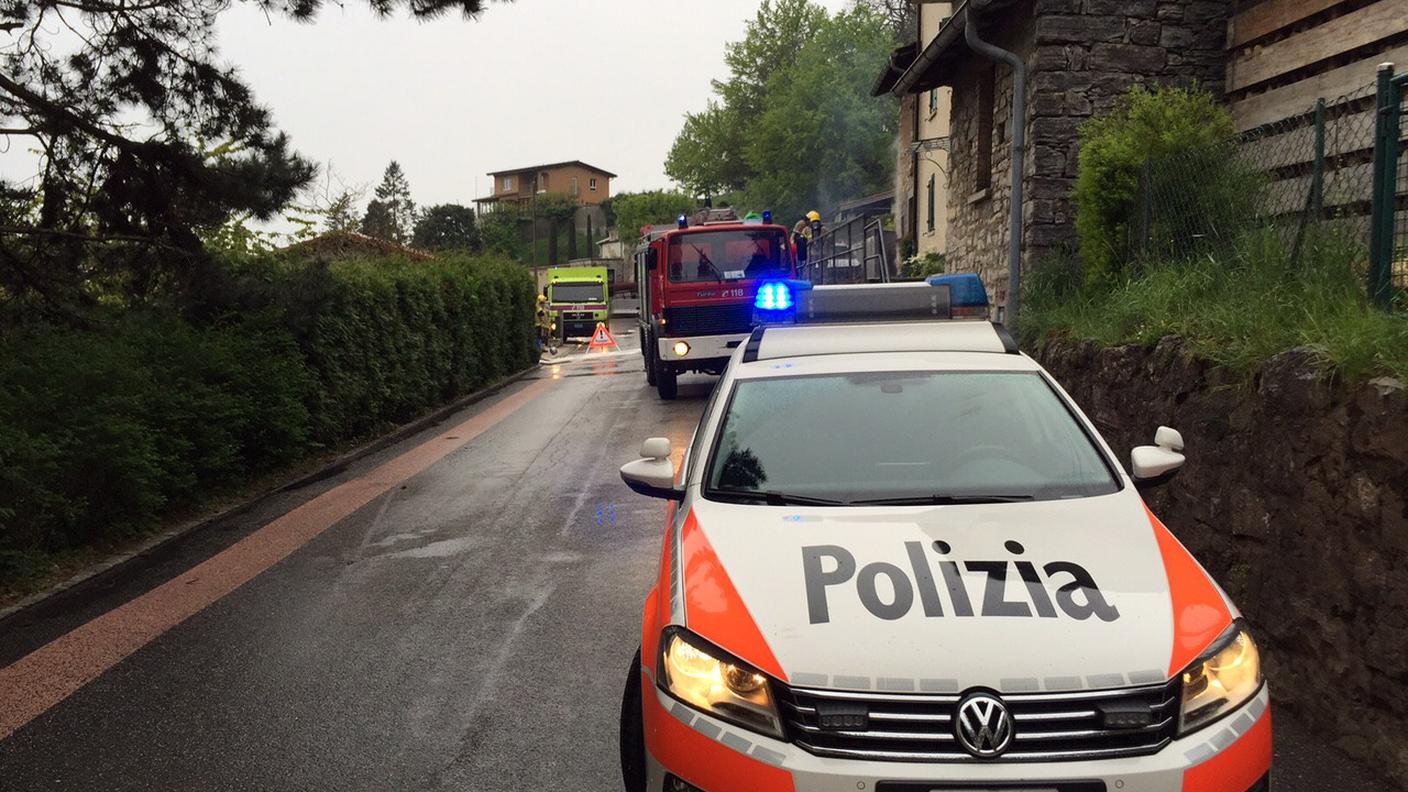 Polcantonale al lavoro per un'altra automobile in fiamme