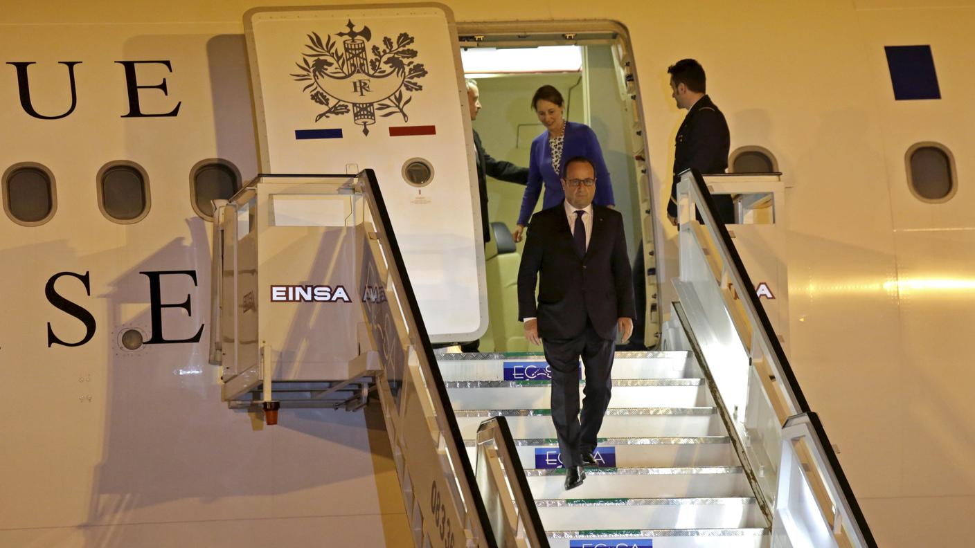 Il presidente francese François Hollande al suo arrivo all'aeroporto dell'Avana 