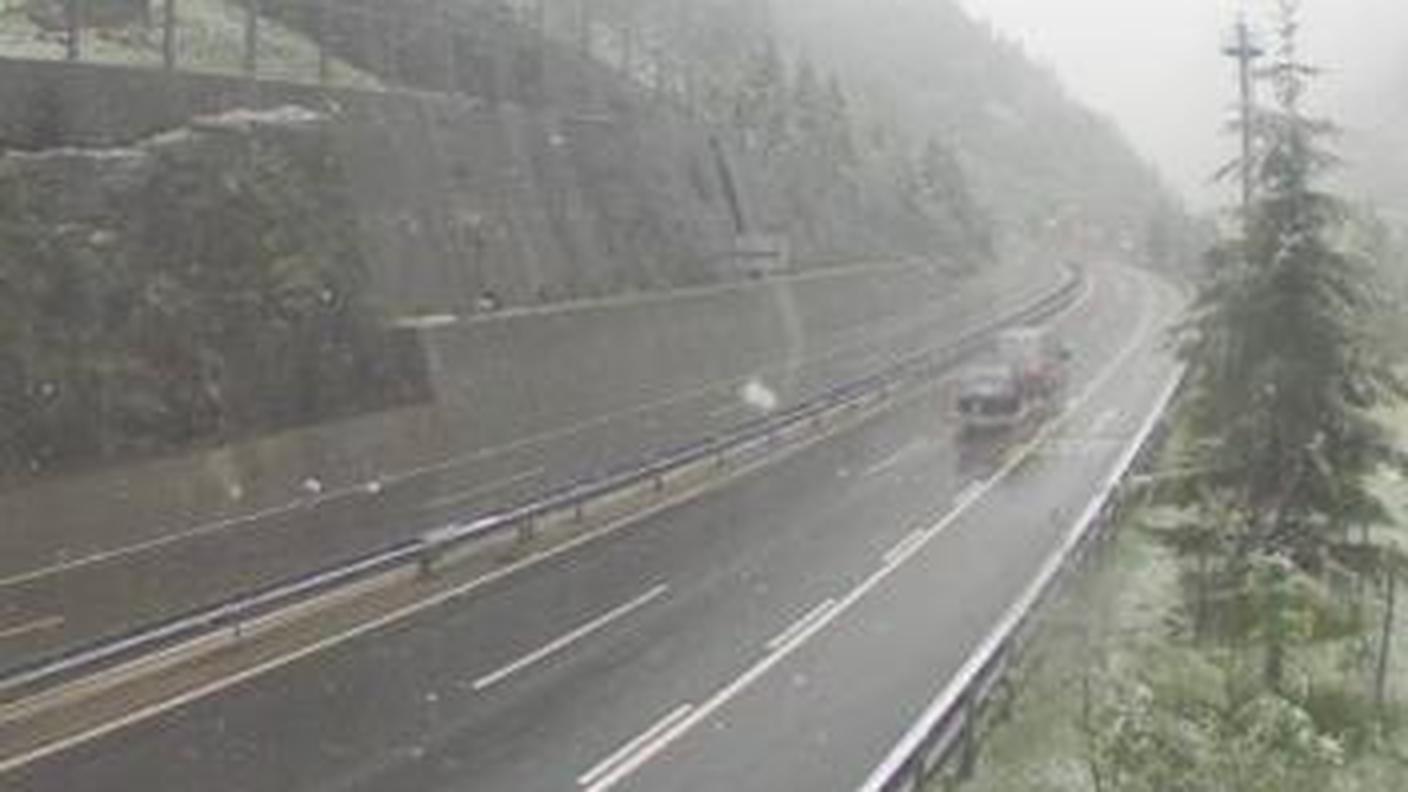 Neve sull'autostrada A2 presso Göschenen venerdì mattina
