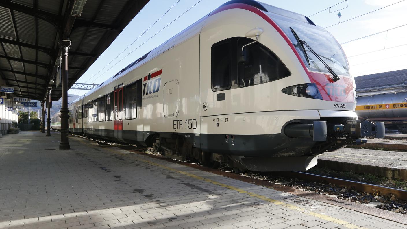 Un treno TILO fermo alla stazione ferroviaria di Luino 