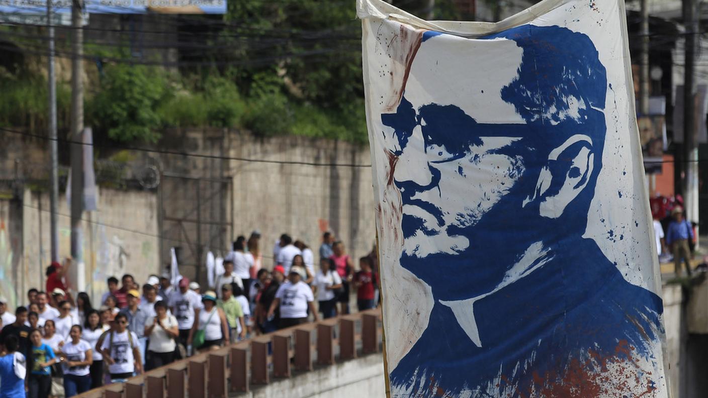 Pellegrini trasportano il ritratto di Oscar Romero