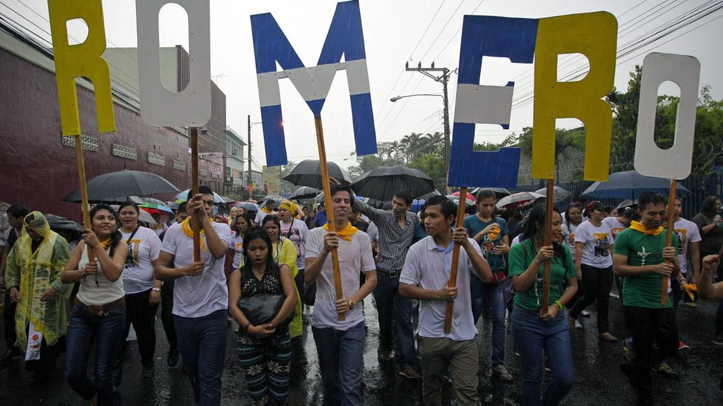 Sfilate di fedeli alla vigilia della beatificazione a San Salvador