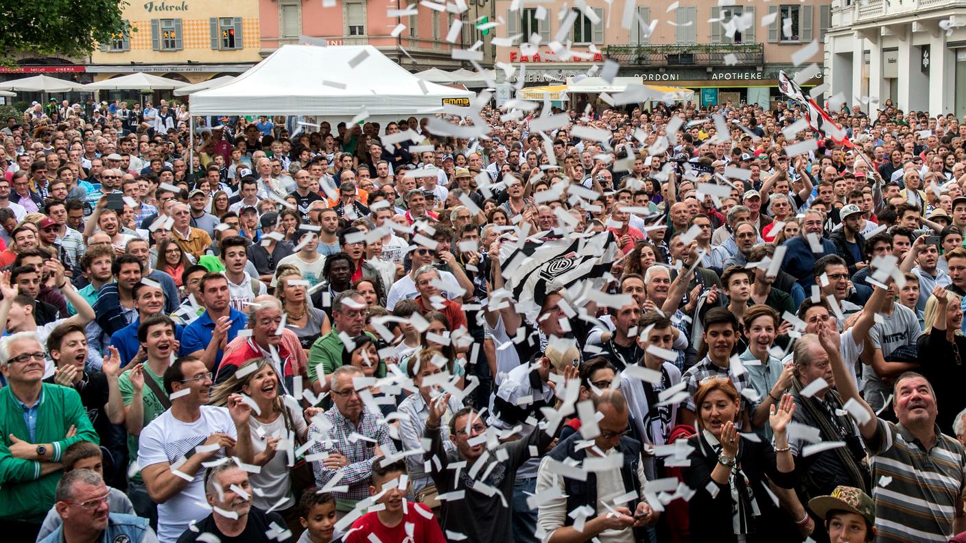 Circa un migliaio di persone si è radunato in piazza Manzoni per seguire la partita