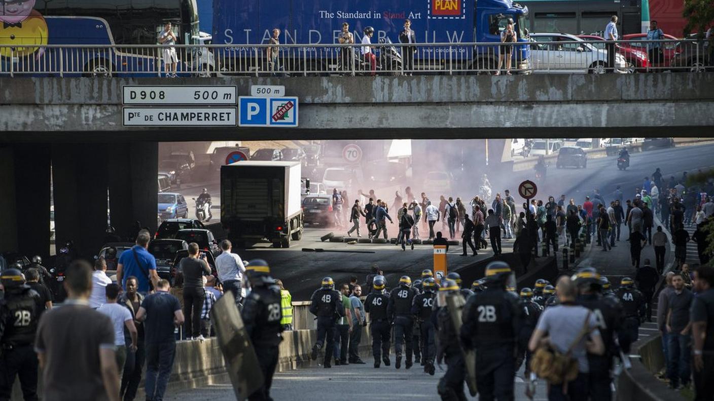 Scontri tra manifestanti e polizia a Parigi