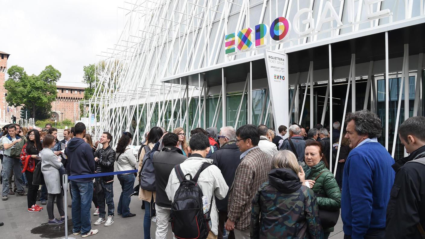 Persone in fila ad una biglietteria di Expo a Milano