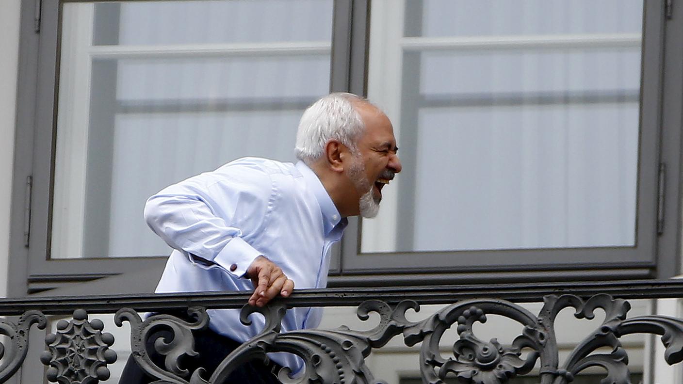 Un momento di relax per il ministro degli esteri iraniano Javad Zarif