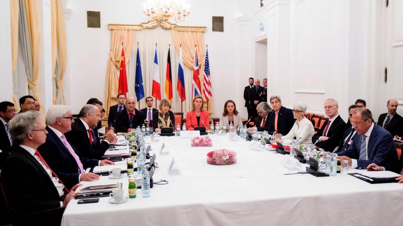 Tutti i principali attori attorno a un tavolo