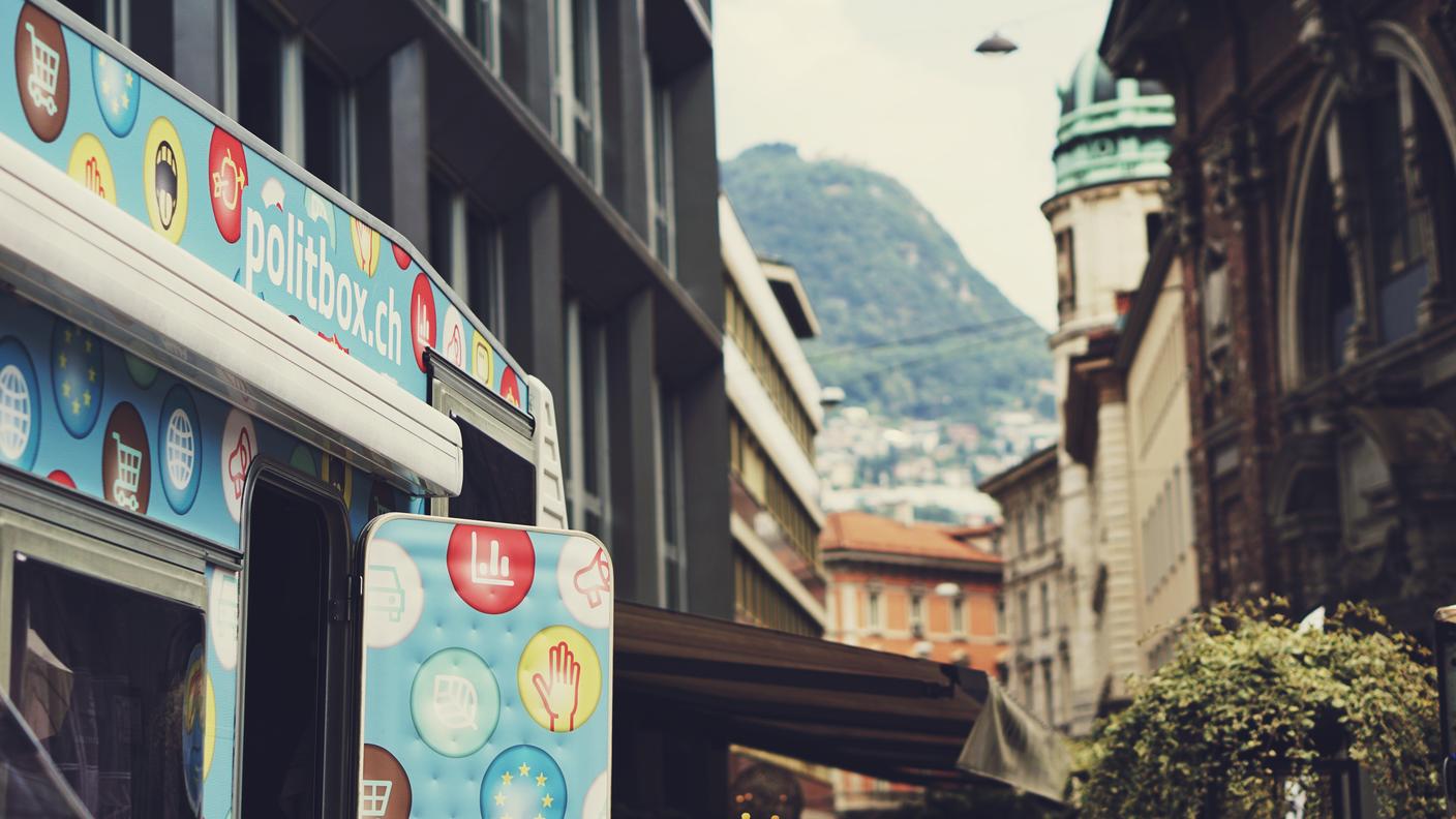 Il bus di Politbox guarda al monte Brè