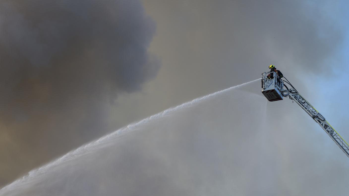 Il fuoco è stato domato grazie al lavoro di oltre 200 pompieri
