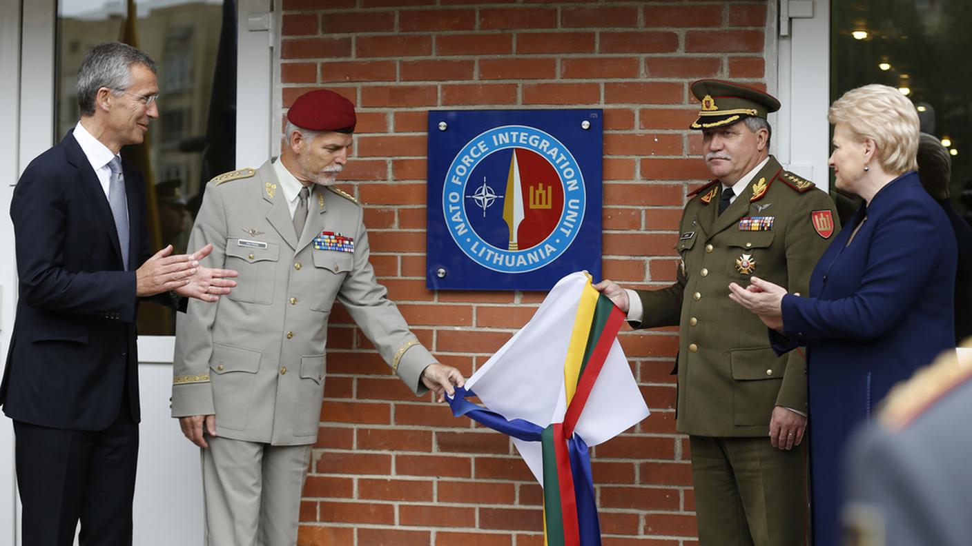 Il segretario della NATO insieme a  Dalia Grybauskaite, presidente delle Lituania