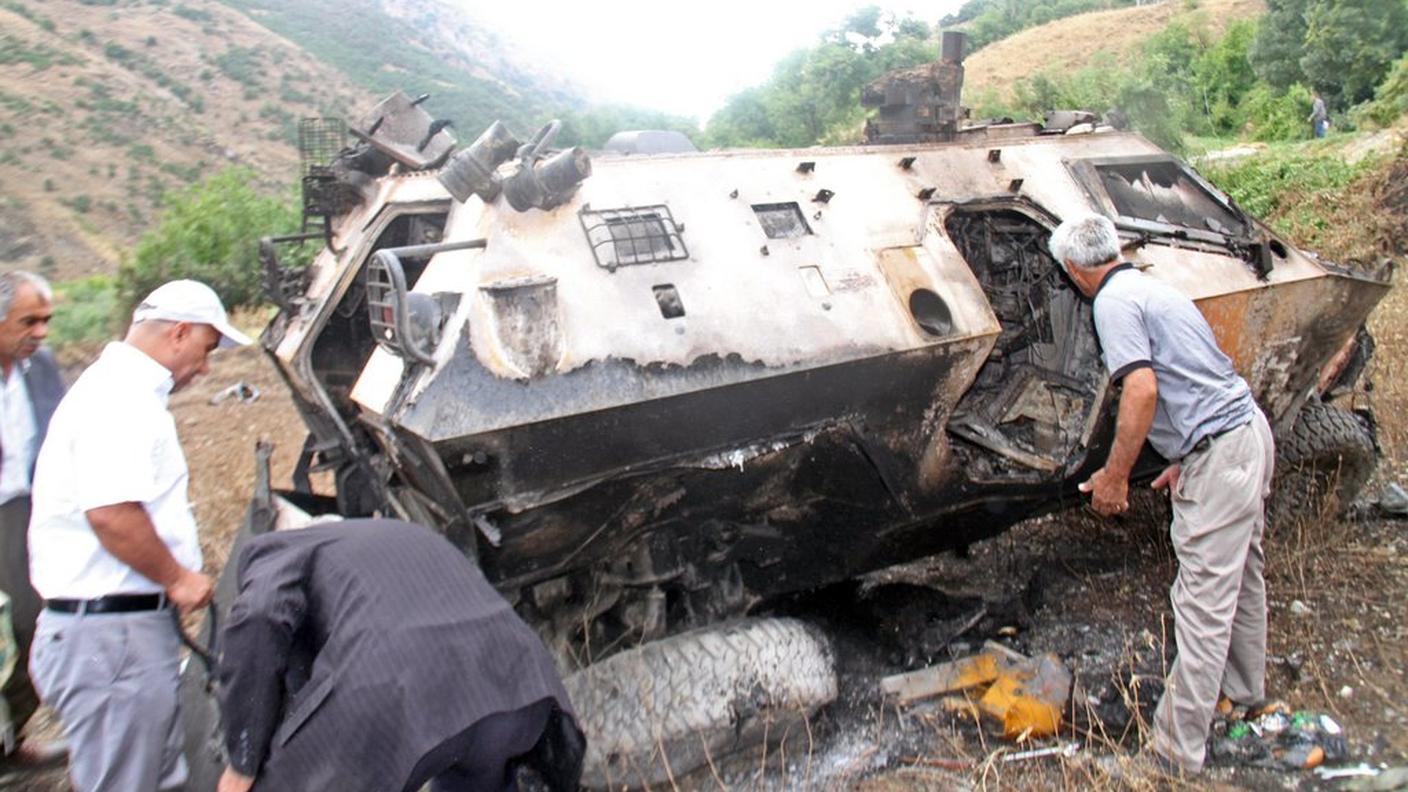 Mezzi blindati dell'esercito turco distrutti dal PKK