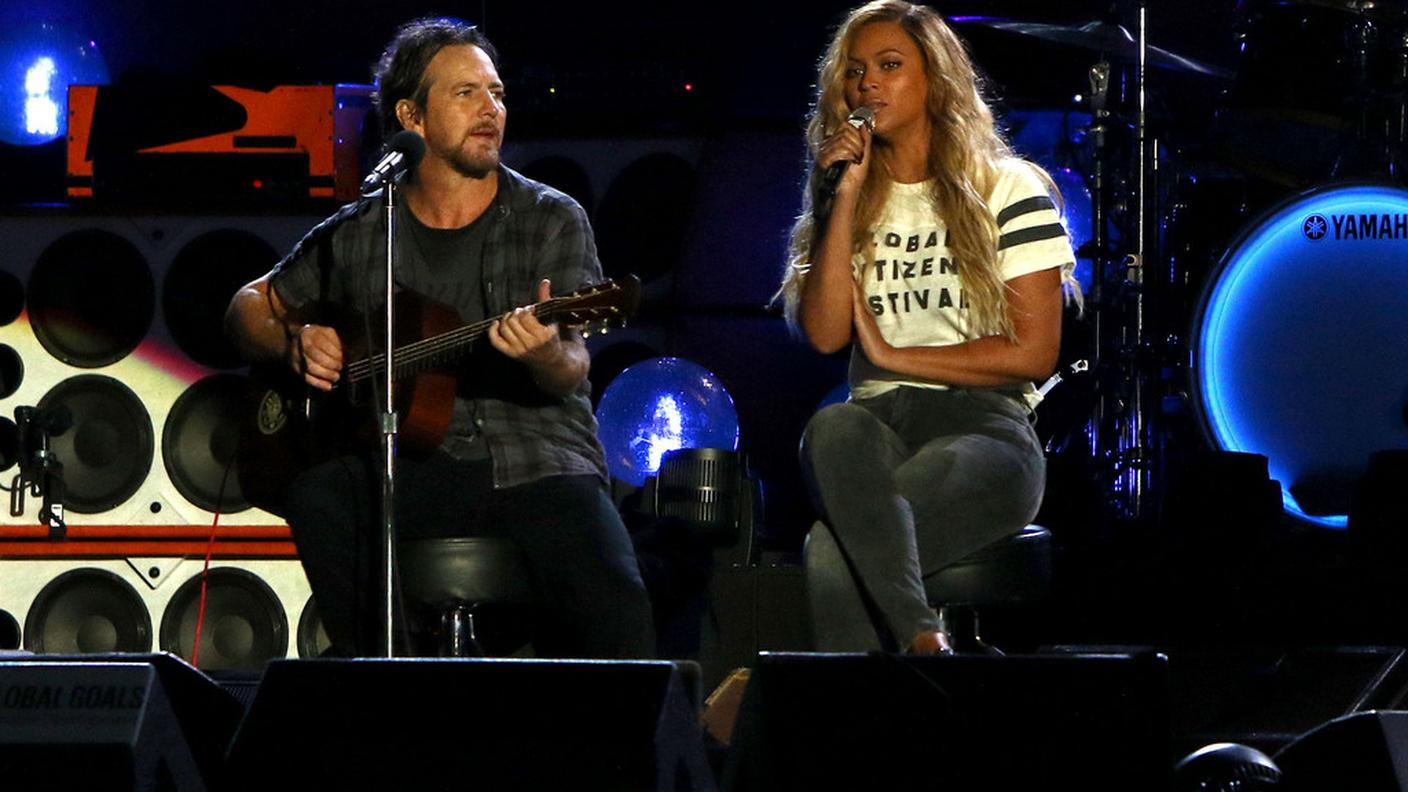 Esibizione di Beyonce e di Eddie Vedder dei Pearl Jam 