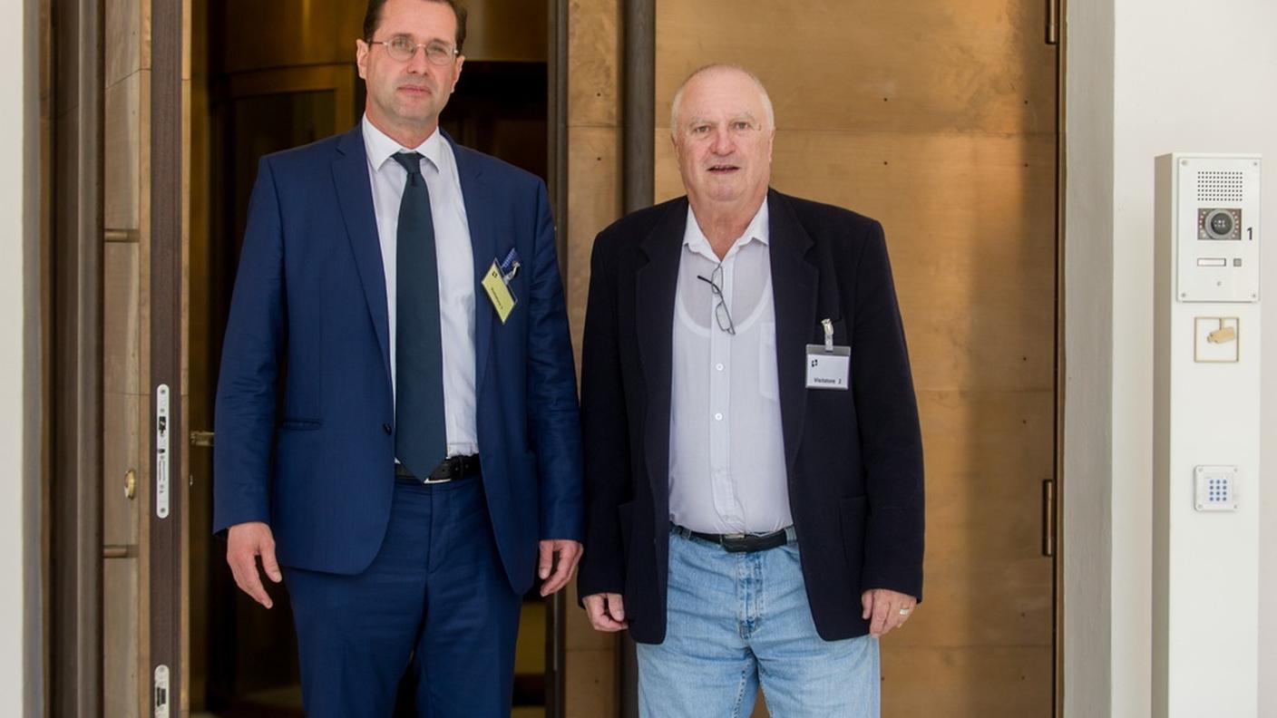 Il 59enne ex commissario, qui a destra insieme al suo legale, aveva contestato in blocco ieri tutte le accuse a lui rivolte