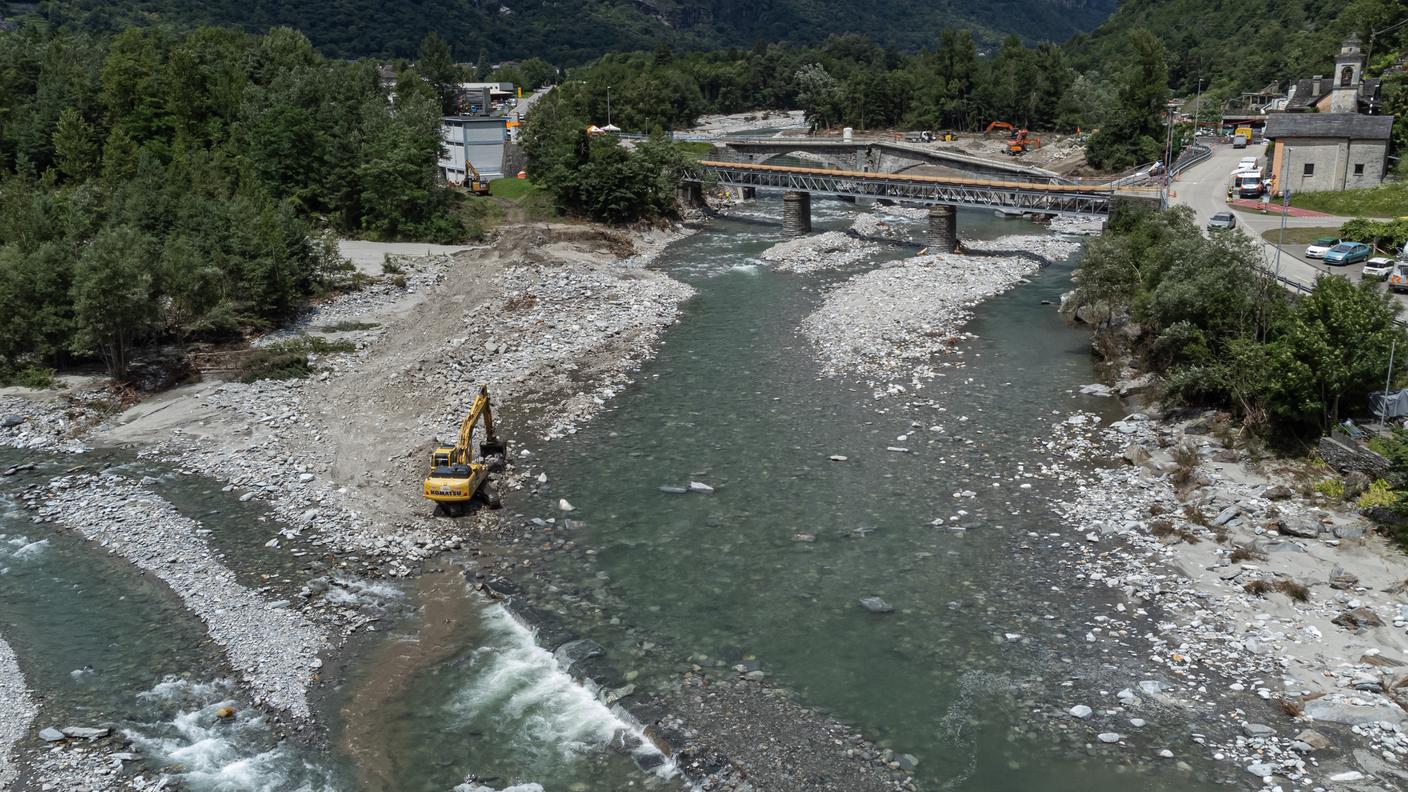 Una veduta aerea panoramica durante il lavoro dei militari del Genio per costruire un guado nel fiume Maggia