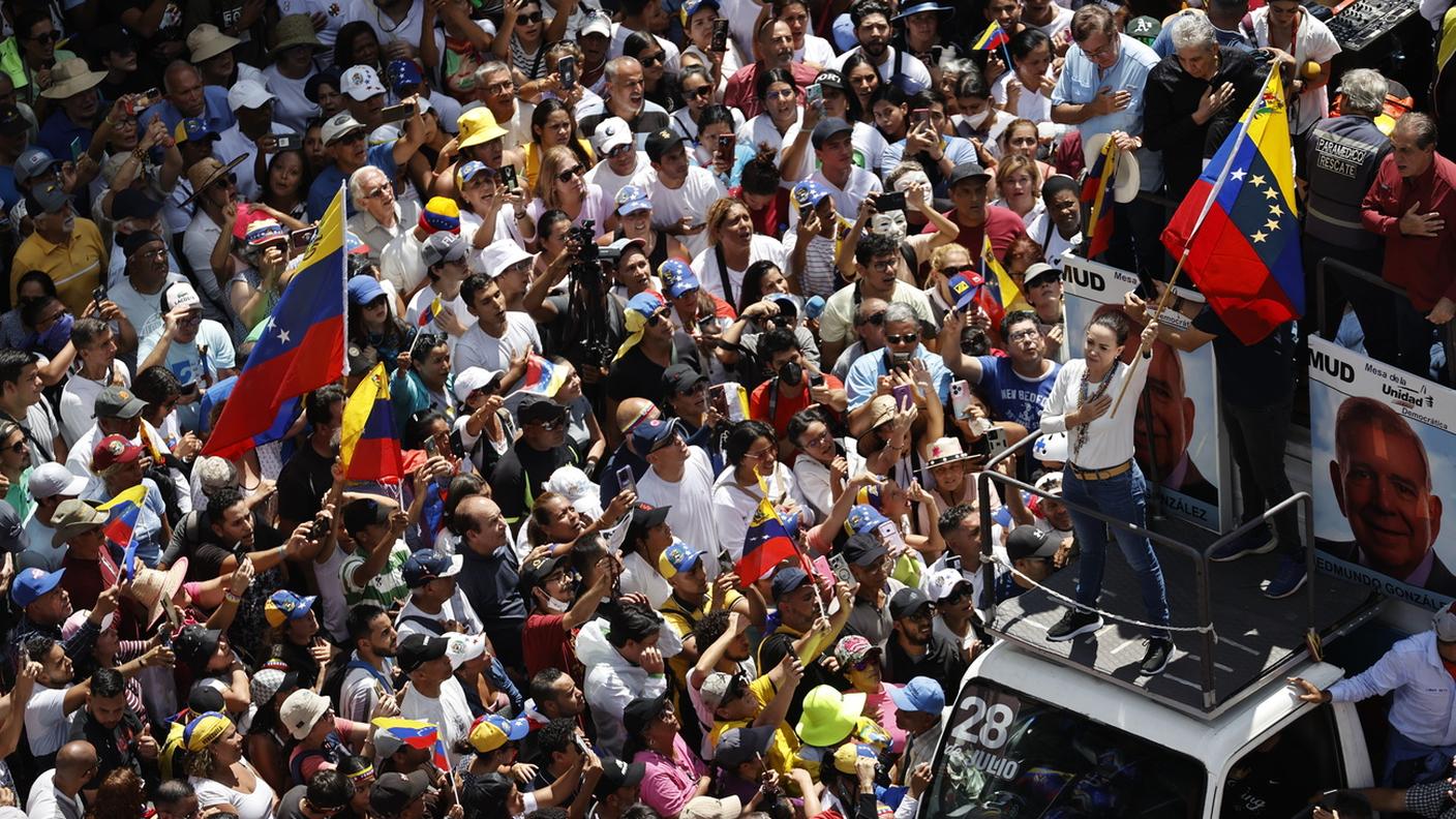 La leader dell’opposizione, María Corina Machado, durante il corteo a Caracas