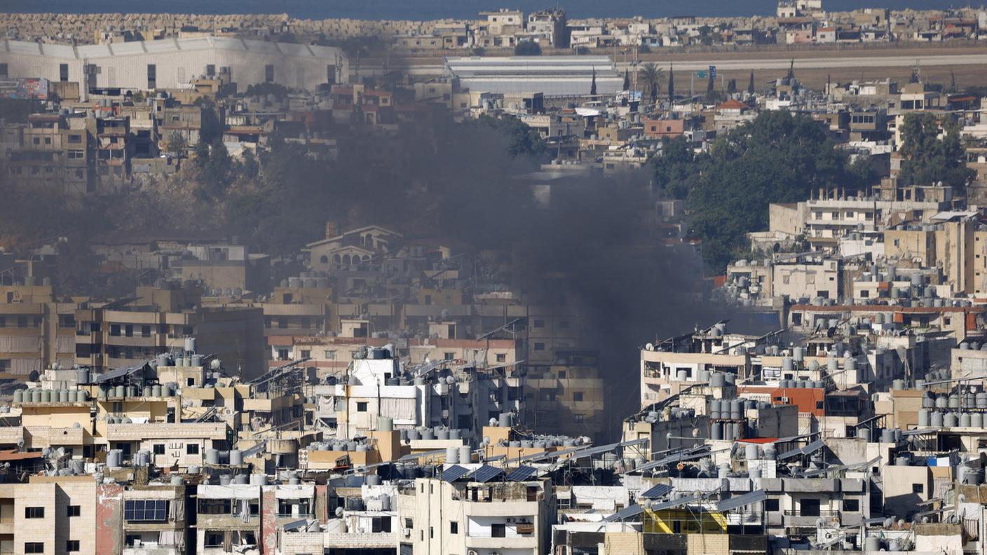 Il fumo degli attacchi aerei israeliani che hanno preso di mira la periferia di Beirut sabato mattina