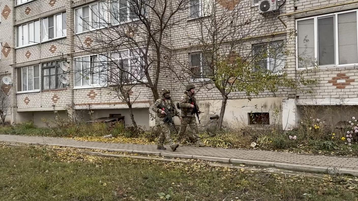Militari russi della formazione “Bars-Kursk” che pattugliano il villaggio di Korenevo, nella regione di Kursk