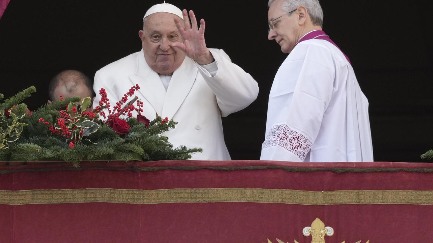La benedizione Urbi et Orbi impartita da Papa Francesco dalla Loggia centrale della Basilica di San Pietro