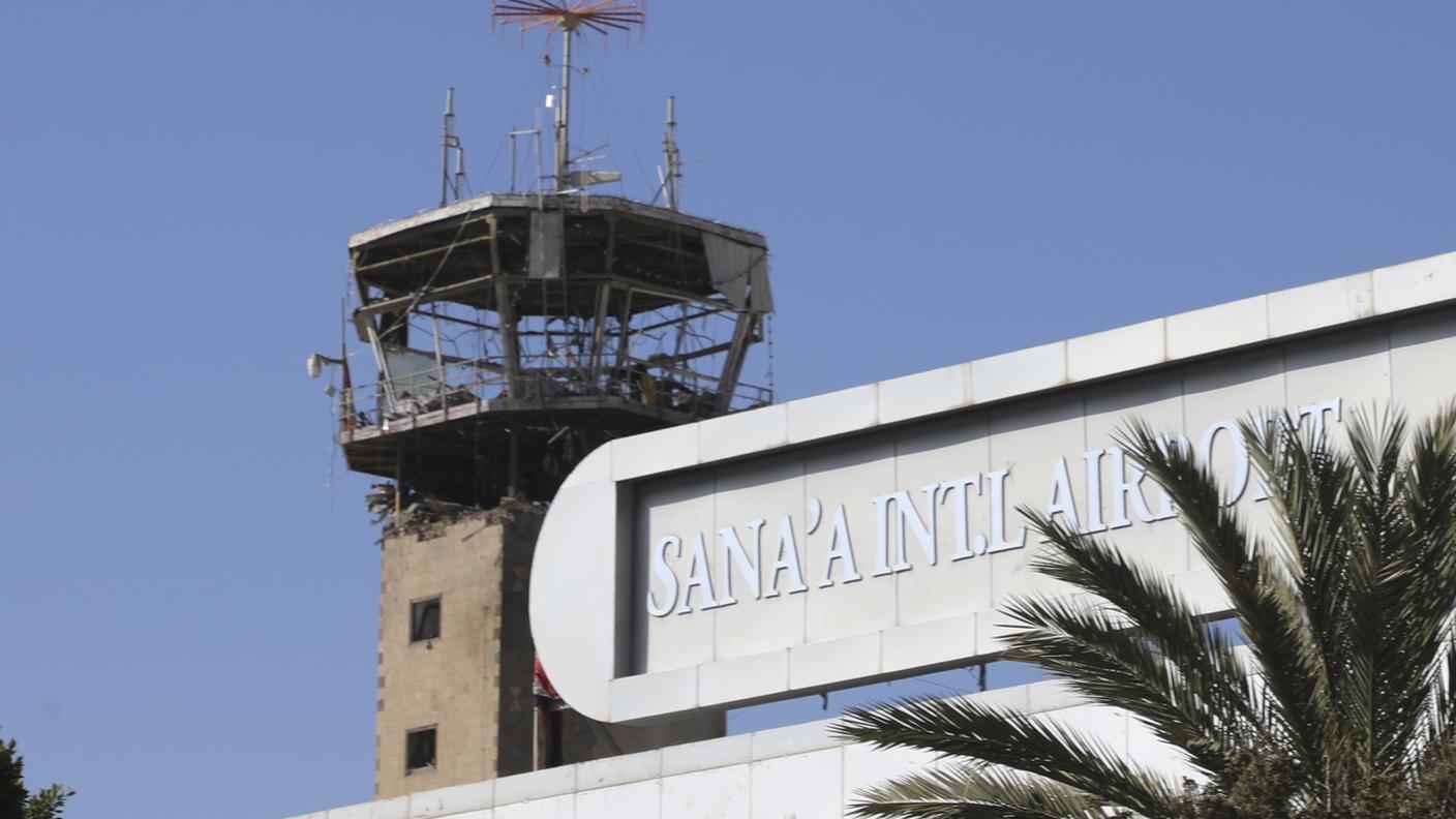 Secondo fonti Houthi, i bombardamenti hanno causato sei vittime, quattro delle quali all’aeroporto