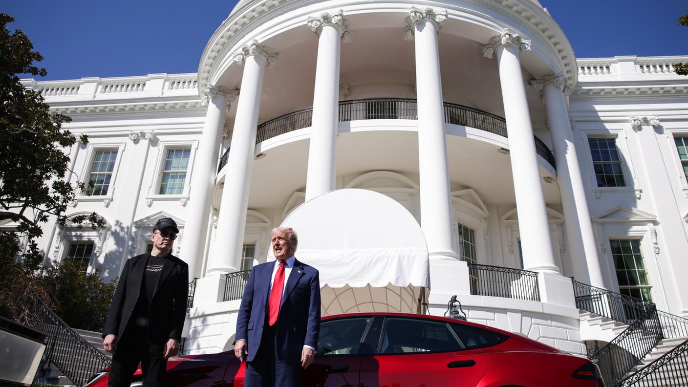 Trump ha scelto di sostenere Musk con un discorso di vendita per Tesla sul prato della Casa Bianca